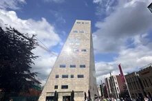 Das Forum in Groningen. Ein modernes, helles Gebäude, das zylindrisch in den Himmel ragt.