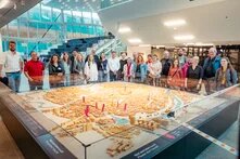 Gruppenbild des Teams von UrbCitizenPower im Forum in Groningen. Die Gruppe steht hinter einem Stadtmodell.