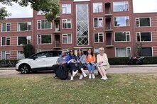 Die fünf Personen aus dem Social Media Team von UrbCitizenPower sitzen auf einer Bank.