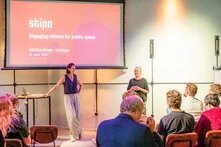 Unsere Partnerin vor Ort, Tamara Ekamper von der Gemeinde Groningen, stellt Lisette van Rhijn von STIPO Niederlande vor.