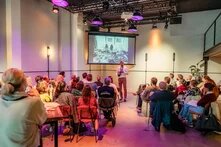 Prof. Dr. Marco te Brömmelstroet begeistert mit seiner Ukulele und einem legendären Bild von Yoko Ono und John Lennon im Hintergrund – ein inspirierender Auftakt zu seiner Rede über die Zukunft nachhaltiger Mobilität. 