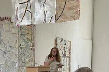 Maria Birger vom Böll-Archiv hält einen Vortrag anlässlich von "Die verlorene Ehre der KAtharina Blum".