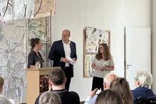 Schauspielerin Ellern Dorn, OKSH-Leiter Henning Fietze und Maria Birger vom Böll-Archiv unterhalten sich anlässlich "Die verlorene Ehre der Katharina Blum".