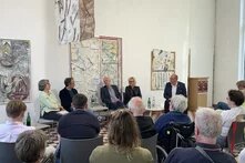 Auf dem einem Panel sitzen Doris Lorenz (Heinrich-Böll-Stiftung SH), Philipp Dudek (Im Kontext), Kristian Blasel (Stv. Chefredakteur KN), Christiane Hampe (Nachrichtenchefin R.SH) und Henning Fietze (OKSH).