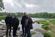 Michael Krug, Gilbert Sieckmann-Joucken, Thomas Leidreiter und Christian Andresen stehen vor einem Flusslauf in Lettland.