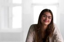 Portrait von Morgaine Melville-Roberts. Sie hat dunkle, lange Haare.