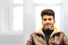 Porträt von Amanj Mohammed. Er hat dunkle Haare und einen Dreitagebart.