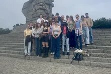 Die Reisegruppe von der Gedenkstättenfahrt 2025 steht vor dem Mahnmal Westerplatte in Danzig.