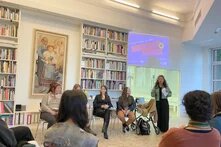 Feministische Werkstatt in Kiel: Eine Gruppe an Menschen sitzt zusammen im Kreis auf Stühlen.