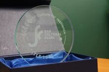 Der Awards für die BSR Cultural Pearls steht in einer Schatulle. Der Award ist rund und aus Glas.