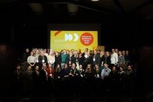 Teilnehmende des Culture for Resilience Forums stehen für ein Gruppenfoto auf der Bühne.