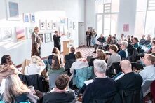 Während der Keynote von Maike Weißpflug sitzen die Teilnehmenden des Böll-SH Konvents 2026 im Publikum und hören zu.