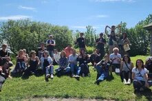 Die Teilnehmenden der Spring School von Images Of sind zu einem Gruppenfoto versammelt.