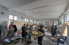 Teilnehmende des Changemaker Workshops sind einem Atelier am Arbeiten und fertigen Plakate und GRafiken an.