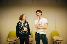 Zwei Projektpartner*innen von CCC stehen nebeneinander und schauen sich an.