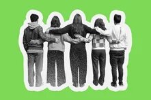 Fünf Personen von hinten, die die Arme umeinander legen.