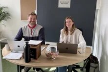 Lasse Trede und Julia Krause betreuen das Wahlbüro bei der Betriebsratwahl.