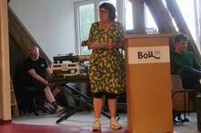 Eka von Kalben hält ein Grußwort beim Böll-SH Sommerfest.