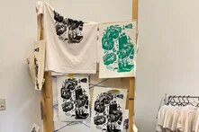 Das neue Jubiläumsmotiv auf Shirts gedruckt. 