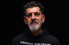 Cenin Gültekin trägt einen Pullover mit der Aufschrift Gökhan Gültekin, der Name seines Bruders, der beim Attentat in Hanau 2020 getötet wurde