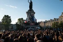 Menschen in Paris feiern nach der Wahl