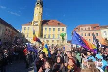 Menschen in Bautzen bei einer Kundgebung 2024