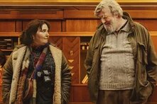 Die Schauspieler*innen Lena Dunham und Stephen Fry als Ruth und Edek im Film Treasure – Familie ist ein fremdes Land