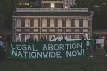 Menschen halten einen Banner hoch "Legal abortion nationwide now!