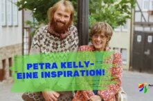 Grünen-Gründer*innen Petra Kelly und Lukas Beckmann lächeln in die Kamera, darunter steht "Petra Kelly - Eine Inspiration!", rechts ist das Logo der Petra Kelly Stiftung zu sehen