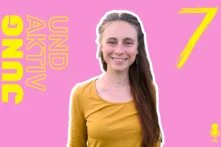 Verena Fisch in der Mitte auf pinken Hintergrund, daneben Titel und Zahl 7