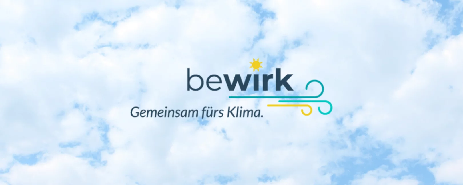 Logo von bewirk - Gemeinsam fürs Klima. Im Hintergrund ist eine wolkiger Himmel.