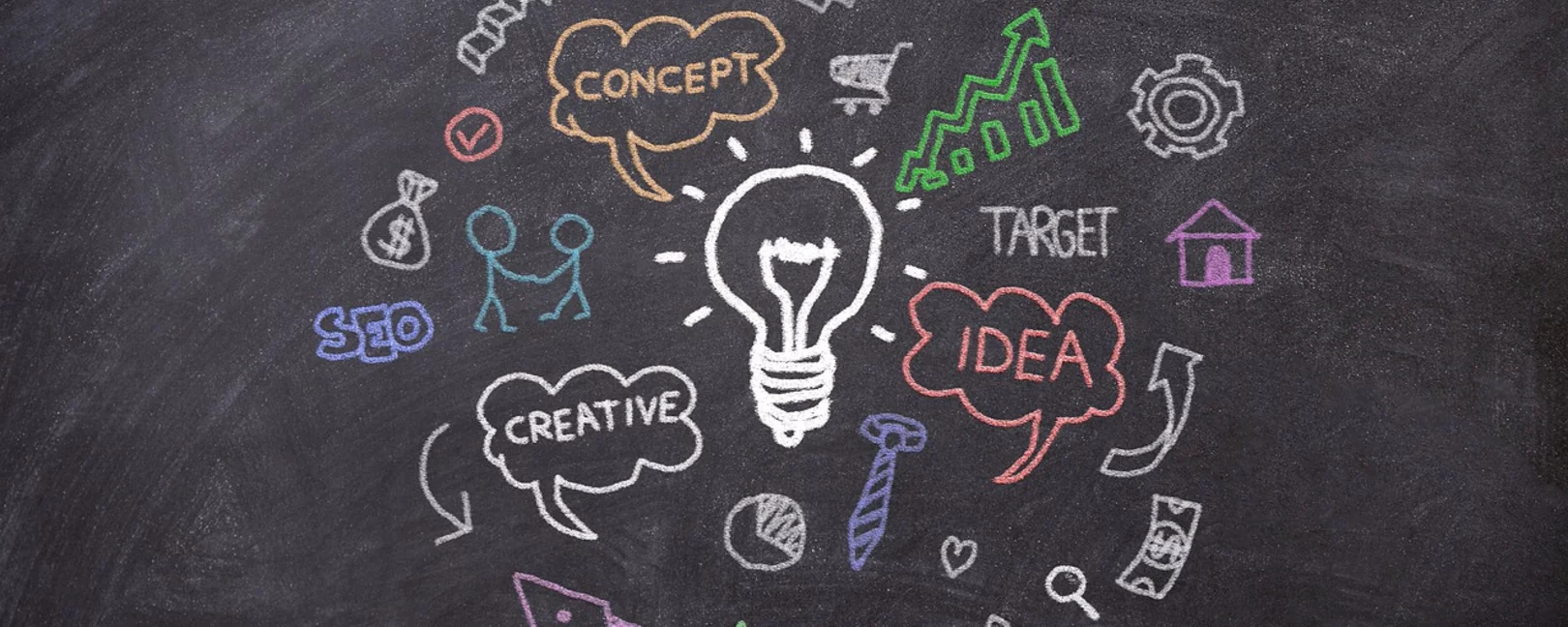 Auf einer Tafel sind bunte Zeichnungen, z.B. eine Glühlampe, Sprechblasen oder Diagramme.