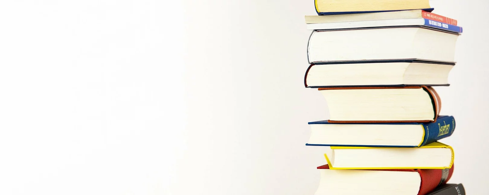 Auf der rechten Seite ist ein großer Bücherstapel.