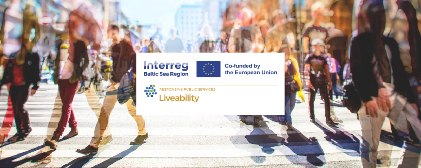 Die Logos von Interreg Baltic Sea Region, der EU und Liveability vor einem Hintergrund aus Fußgänger*innen, die durch die Stadt gehen.