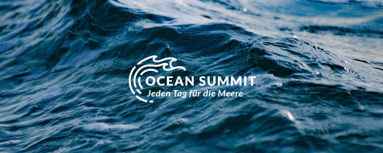 Logo Ocean Summit und Ocean Family. Im Hintergrund ist welliges Meer in der Nahaufnahme.