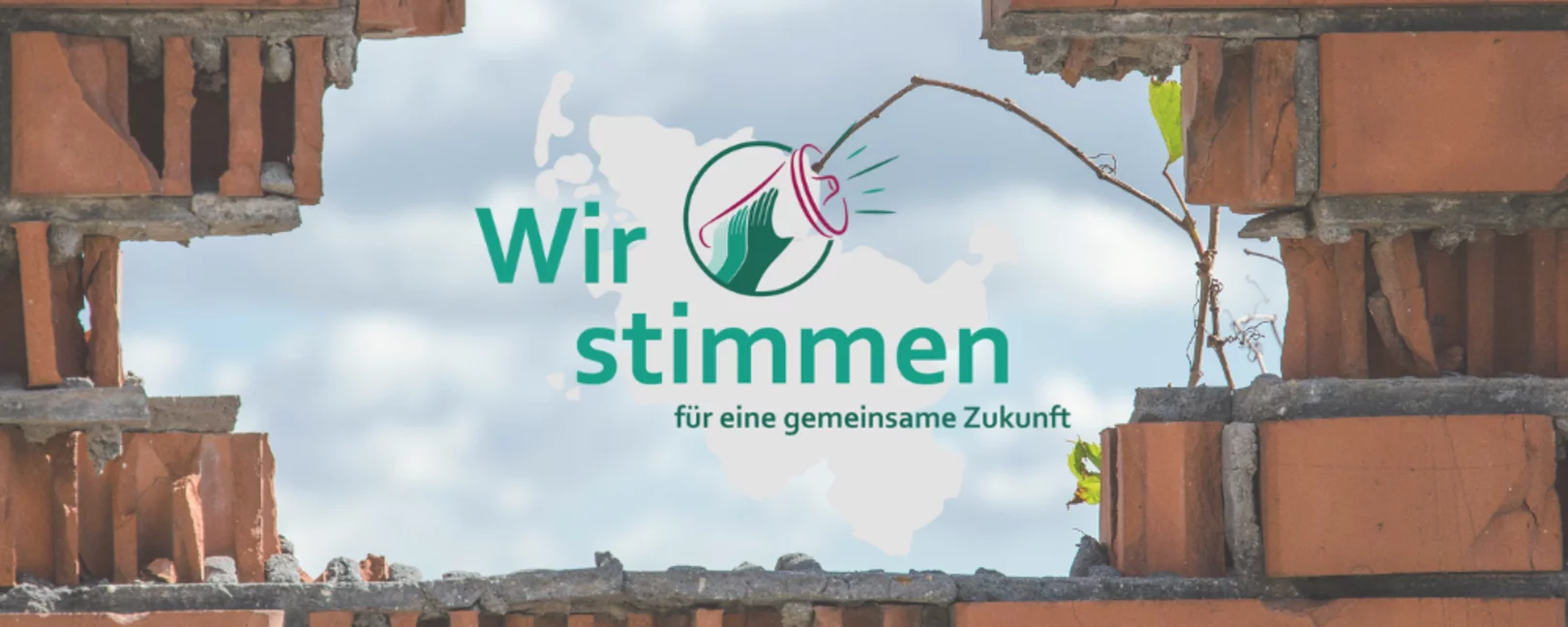 Logo Wir stimmen – Für eine gemeinsame Zukunft. Im Hintergrund ist eine rote Mauer zu sehen, in deren Mitte ein Loch ist. Durch das Loch sieht man blauen Himmel mit Wolken.