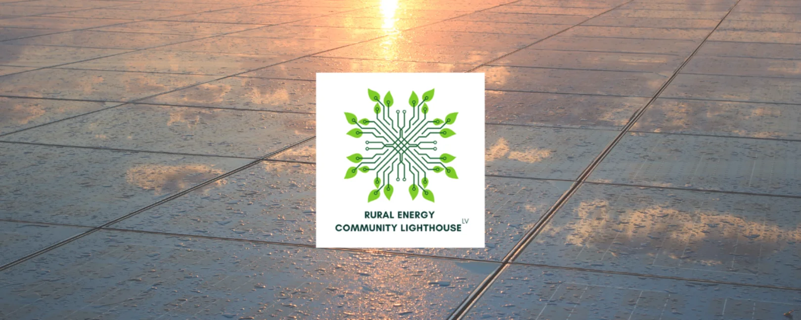 Im Hintergrund ist eine Photovoltaikanlage, in der sich der Sonnenaufgang spiegelt. Darauf ist das Logo von Rural Energy Community Lighthouse LV.