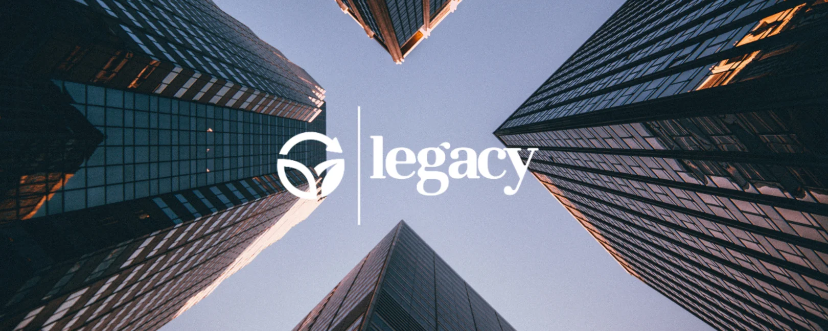 Vier Skyscraper, die von unten fotografiert sind. Darauf das Logo von Legacy.