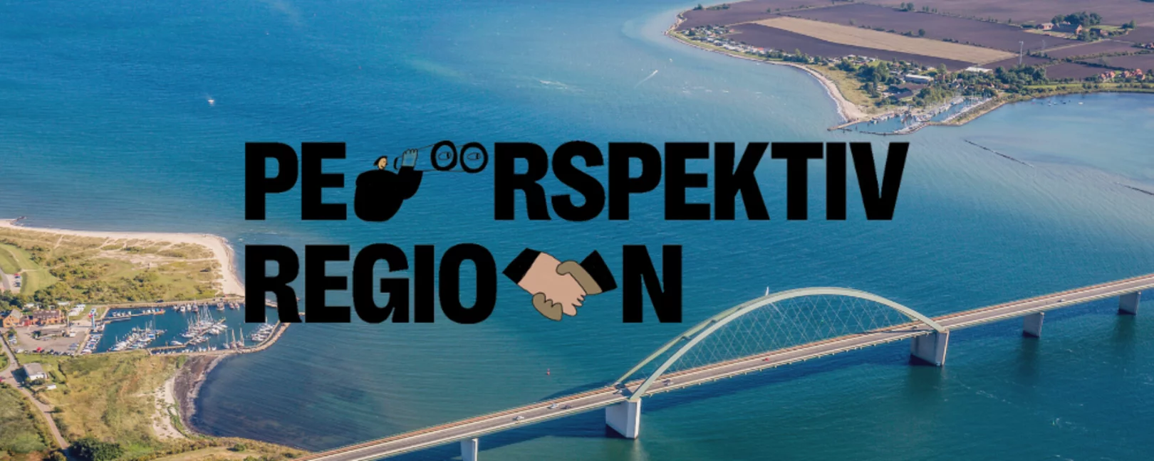 Logo Perspektivregion. Im Hintergrund sieht man zwei durch eine Brücke verbundene Landstücke von oben. Die Brücke führt über Wasser. Es handelt sich um die Fehmarn-Sund-Brücke zwischen Fehmarn und Lolland.