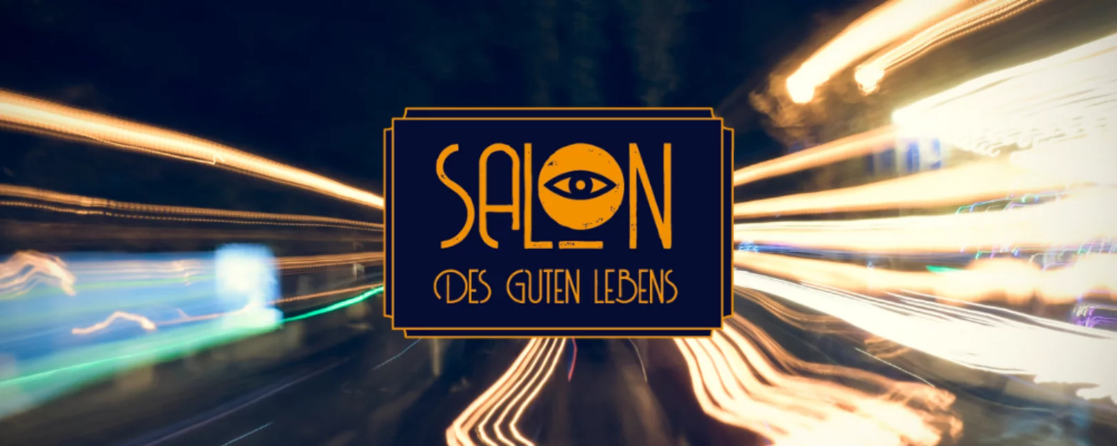 Logo Salon des guten Lebens. Im Hintergrund sind verlaufende Lichter zu sehen, die durch lange Belichtung entstanden sind.
