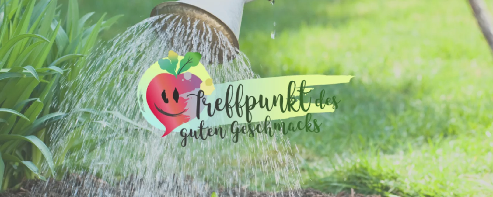 Logo Treffpunkt des guten Geschmacks. Im Hintergrund sieht man Rasen und ein Beet. Mit einer Gießkanne wir Wasser darauf gekippt.