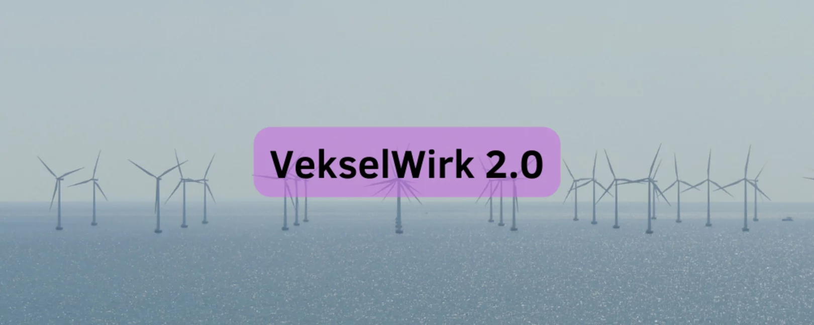 Im Hintergrund stehen viele Windräder im Meer vorm Horizont. Im Vordergrund steht VekselWirk 2.0