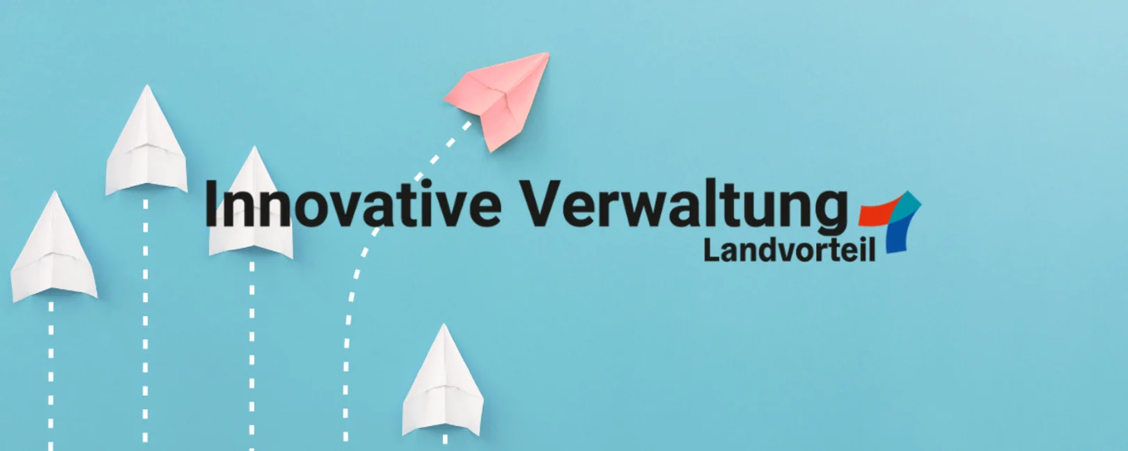 Auf blauem Hintergrund fliegen Papierflieger. Darüber ist das Logo von Landvorteil – Innovative Verwaltung.