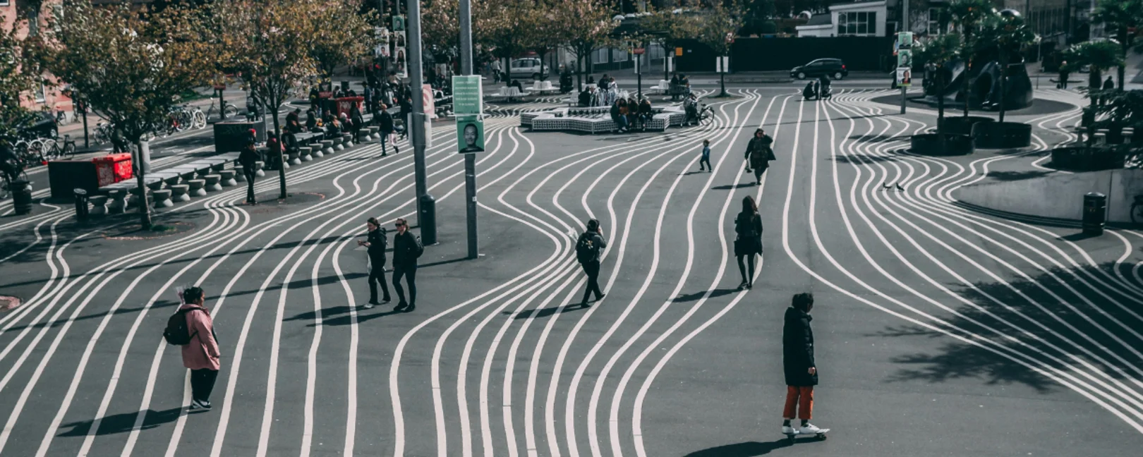 Leute im Superkilen Park in Kopenhagen.