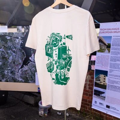 Hängendes T-Shirt mit dem Druck Böll-SH als Wimmelbild