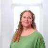 Steffi Sudhaus Potrait von Stefanie Sudhaus. Sie trägt ein hellgrünes Oberteil. Sie hat lange lockige rotblonde Haare und lächelt in die Kamera.