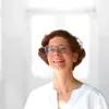 Nicole Walter Portrait von Nicole Walter. Eine Frau mittleren Alters mit kurzen rotbraunen lacht in die Kamera. Sie trägt eine Brille und ein weißes Oberteil.