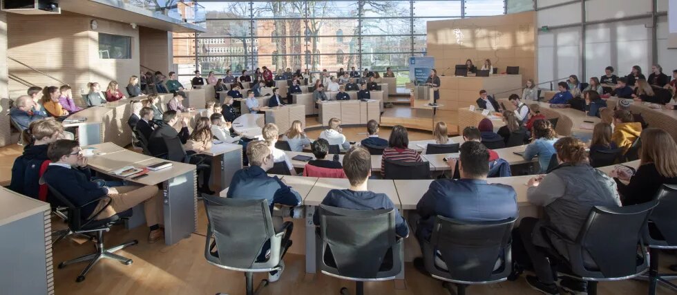 Teilnehmer*innen der Jugendaktionskonferenz Schleswig-Holstein im Plenarsaal des Landtages in Kiel Teilnehmer*innen der Jugendaktionskonferenz Schleswig-Holstein im Plenarsaal des Landtages in Kiel
