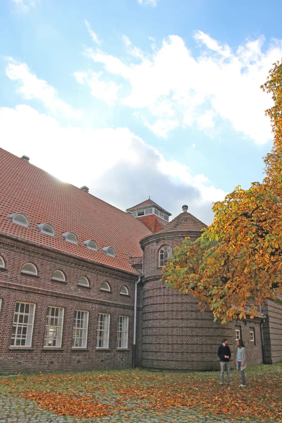 Irina und Manuel vor dem Alsenhof