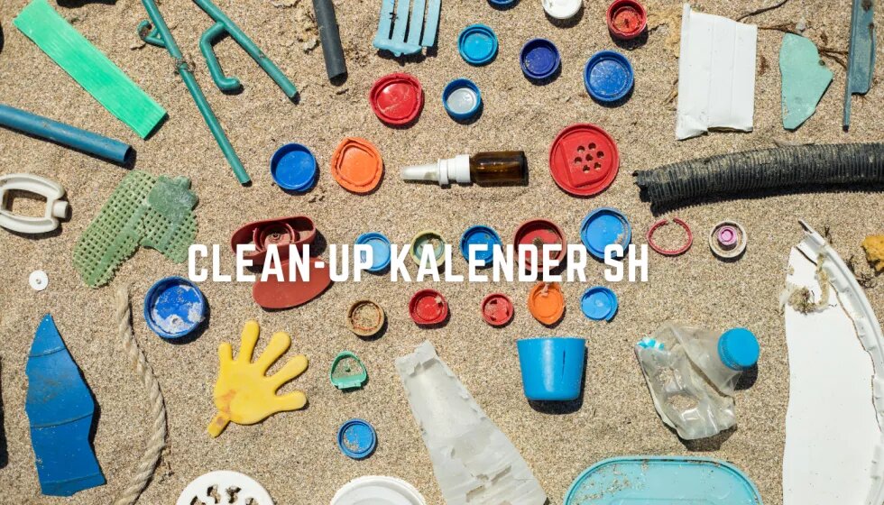 Clean-Up Kalender SH Auf Sand liegt Müll aus dem Meer verteilt. Vor allem Plastickdeckel und -flaschen sind zu sehen. Darüber steht: Clean-Up Kalender SH